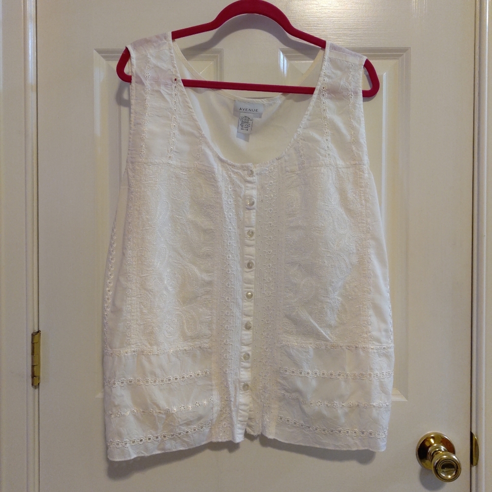 Avenue Women's White Eyelet Cotton Embroidered Sleeveless Top  Size 26/28